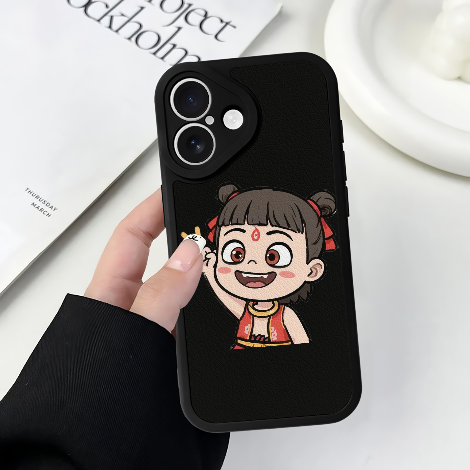 （画像用） Ne Zha 2 ナタ 魔童の大暴れ 【iPhone 16シリーズ対応】シリコンスマホケース（レザー調） 材質：シリコン